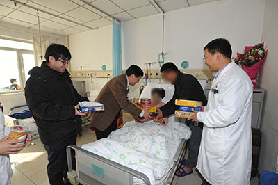 1-1就要出院了，院长李宁叮嘱阿牛一定要注意饮食卫生和生活起居.jpg